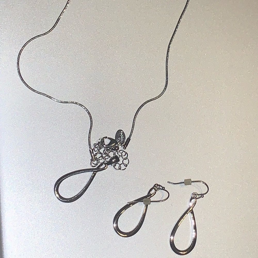 Women’s necklace and earrings set